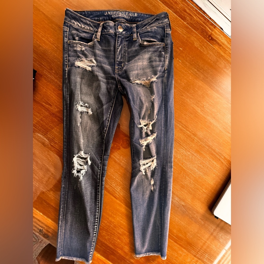 Like new super cute women’s American Eagle distressed super stretch crop jeans